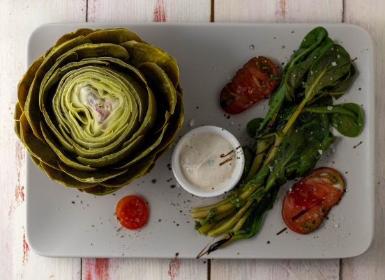 Artischoke mit veganem Waldhonig-Senf-Dip