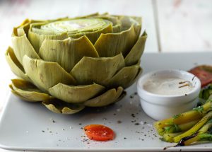 Frisch gekochte Artischocke