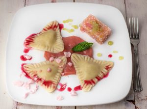 Süße Cashewkäsekuchen Ravioli auf Rhabarbersauce