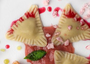 Mit knusprigem, frittierten Minzblatt