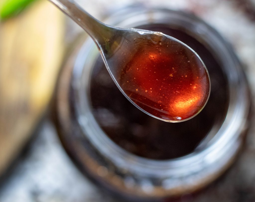 3. Beim Einkochen wird aus grün wird rötlich-dunkel-golden. Der Fichtenspitzenhonig muss kochend heiß in sterile Gläser abgefüllt werden, dann hält er mindestesn ein Jahr.