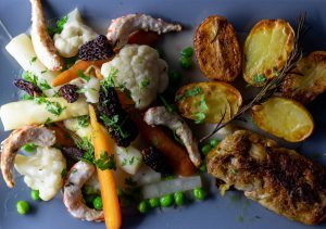 Hähnchenfilet an Leipziger Allerlei und Röstkartoffeln