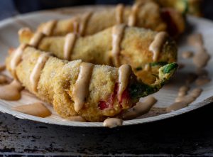 Jalapeno Poppers mit Sriracha-Mayo