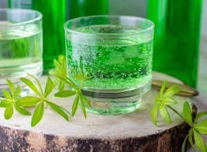 Waldmeistersirup aus echtem Waldmeister