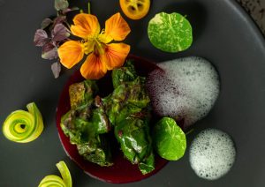 Mit Kapuzinerkressenblüte