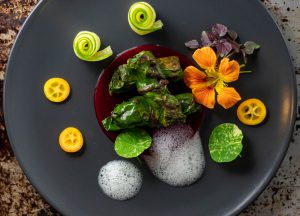 Scharf angebratene Beeteblattröllchen