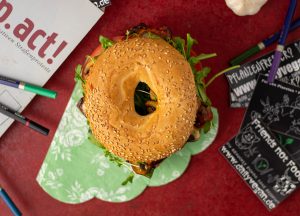 Mit Kresse und Rucola