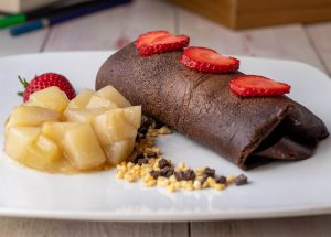 Gerollte Schokocrepes, gefüllt mit Erdbeer-Basilikum-Eis