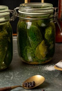 Mit Lorbeer, Dillblüten, Zwiebeln und Senfkörnern