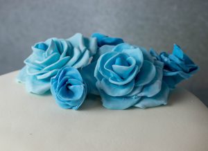 Rosen aus eingefärbten Fondant