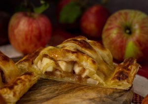 Apfelstrudel mit Rosinen und Zimt