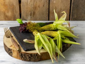 Flambierte Babymaiskolben und frittiertes Maishaar