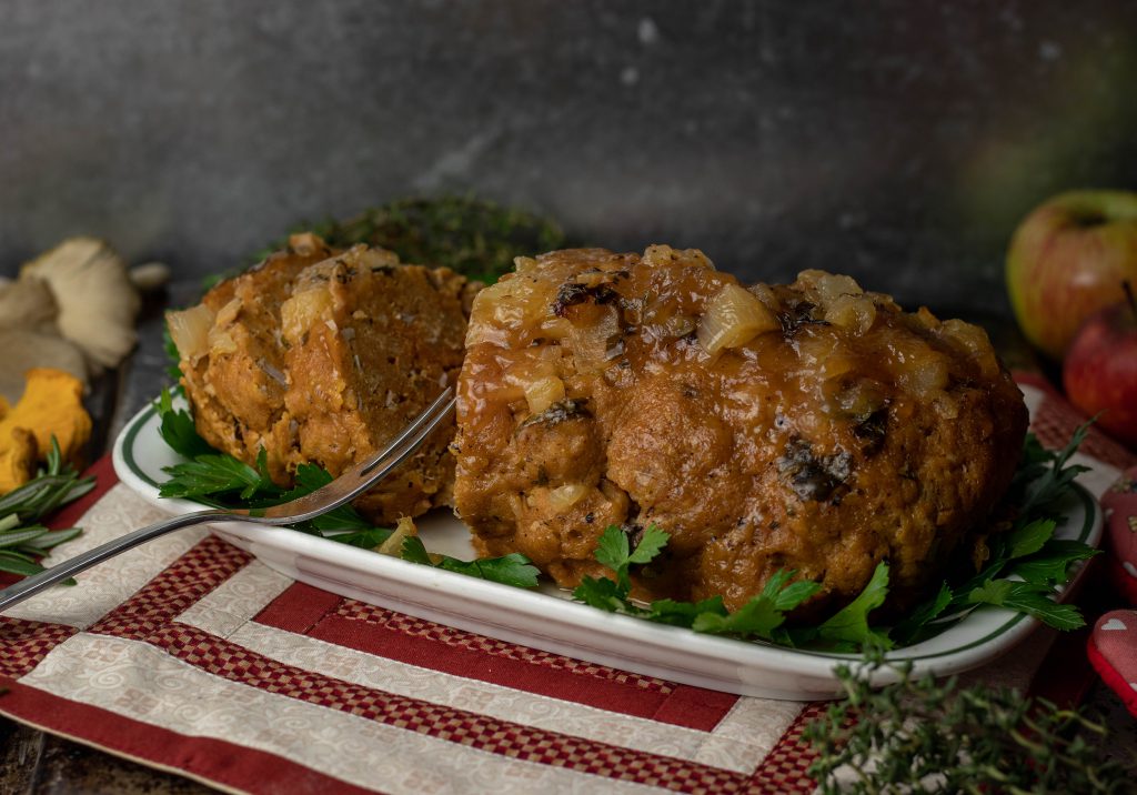 Veganer Braten mit Apfelglasur ist ein klassischer Festtagsbraten, aber rein pflanzlich