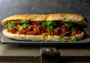 Vegane Hackbällchen in selbstgebackenem Brot