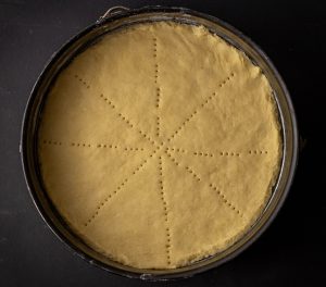 Mürbeteigboden bereit zum Backen