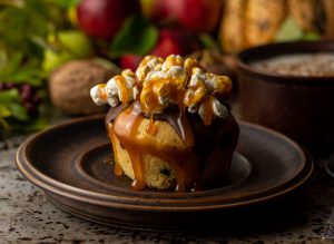 Versunkene Apfelmuffins mit Karamellsauce