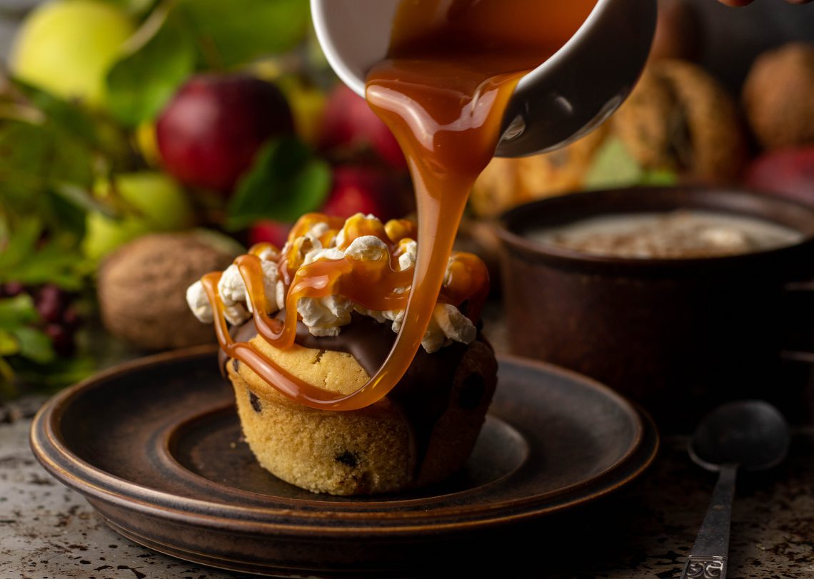 Versunkene Apfelmuffins mit Karamellsauce und Popcorn