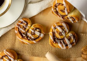 Mit Zitronenzuckerguss