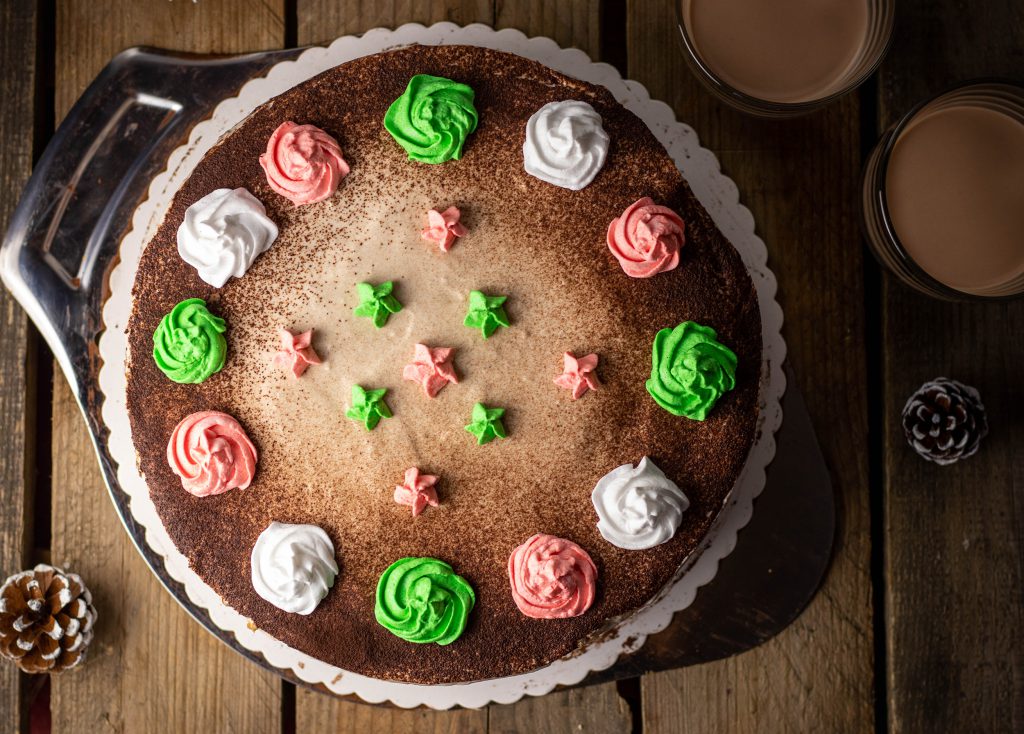 Baileys-Torte, mit weihnachtlichem Dekor