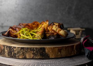 Vegane Entenbrüste mit Pflaumensauce an Serviettenknödeln