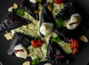 Schwarze Ravioli mit Ricotta-Tomaten-Füllung