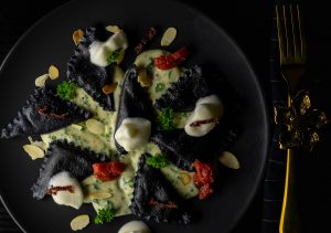 Ricotta-Tomaten-Ravioli mit Petersiliensauce und Trüffelschaum