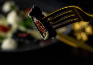 Mit eingelegter, getrockneter Tomate