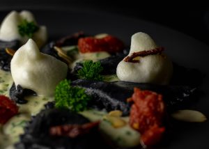 Mit Stückchen von getrockneten Tomaten