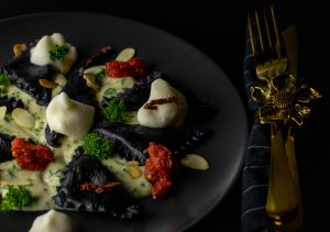 Schwarze, vegane Ravioli, lecker gefüllt