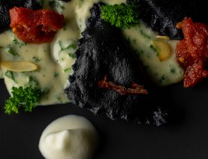 Schwarze, vegane Ravioli