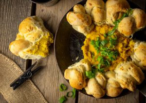 Mit veganem Käsedip in der MItte