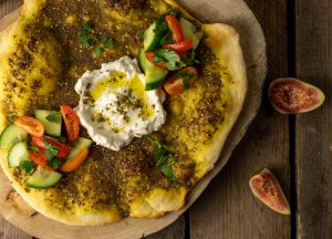 Mit frischen Gurken, Tomaten, Minze und Petersilie