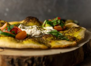 Man'ousheh mit Labneh, cremiger Weichkäse