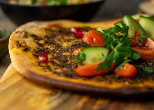 Köstlich mit Gurke, Tomate, Minze und Petersilie