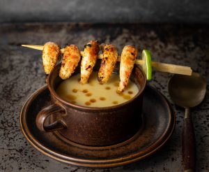 Schwarzwurzelcremesuppe mit Gemüseessenzen und Spieß