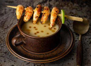 Die Gemüseessenzen als Tropfen in der Suppe