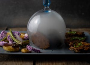 Steak unter Rauchglocke serviert