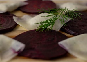 Mit frischem Dill in der Raviolifüllung