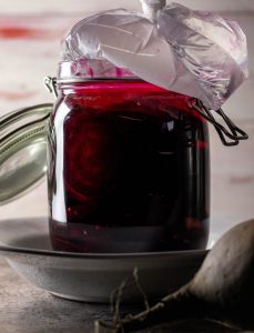 Jetzt kann die Rote Beete einige Tage fermentieren