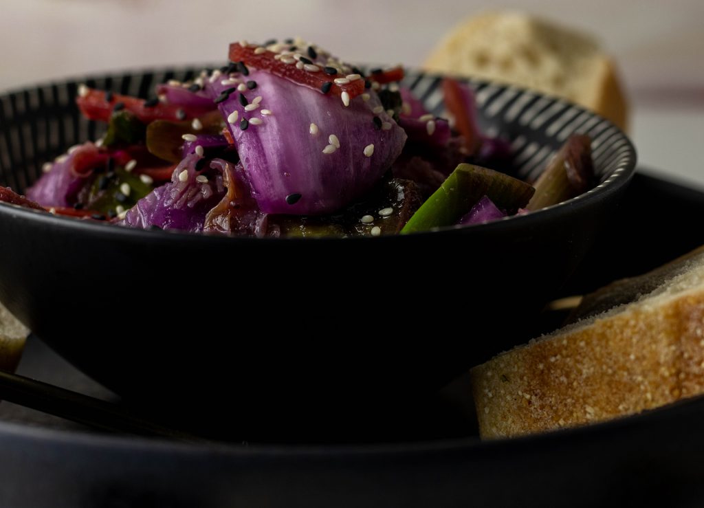 Die Kimchiflüssigkeit ist übrigens ein perfekter Umami-Spender für eine Vinaigrette, andere Dressings oder Saucen.