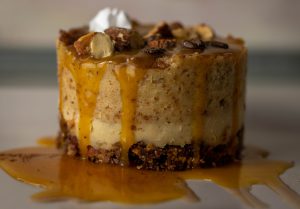 Schön geschichteter Cashewkäsekuchen