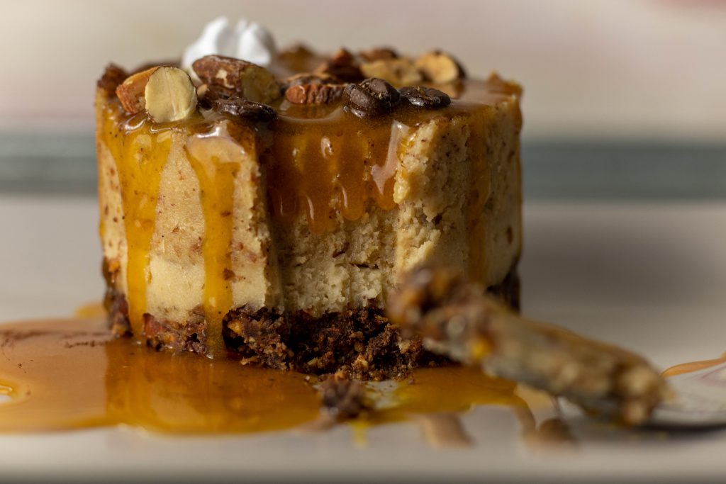 Kleine Mandel-Baileys-Käseküchlein mit Salzkaramellsauce