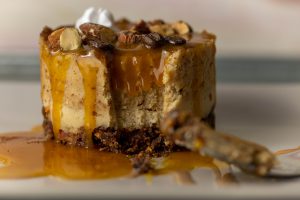 Kleine Mandel-Baileys-Käseküchlein mit Salzkaramellsauce