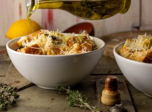 Mit geriebenem Käse und Zitronen-Olivenöl