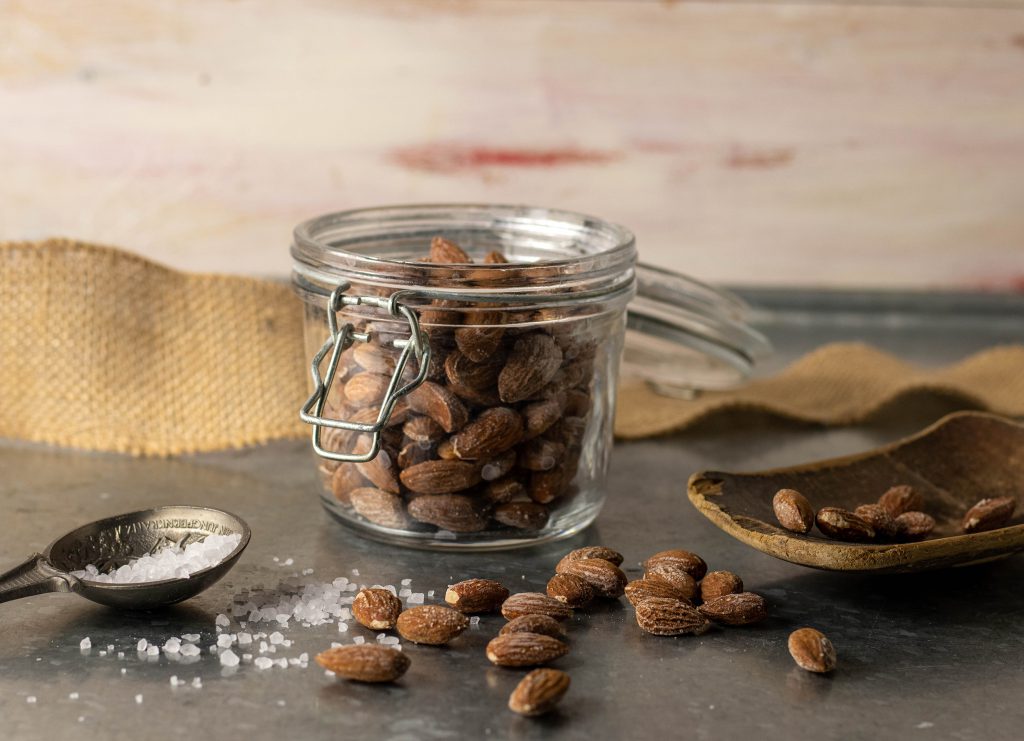 Mandeln haben viele gesunde Inhaltsstoffe, daher sind Salzmandeln ein ziemlich nahrhafter Snack.