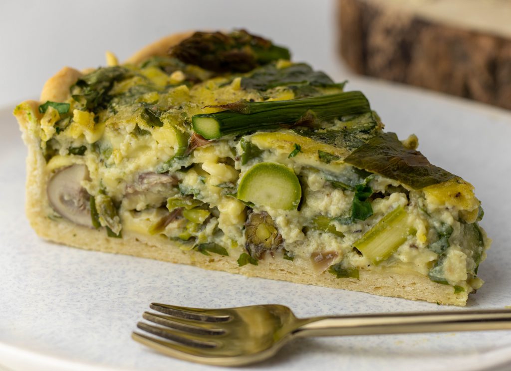 Vegane, cremige Quiche. Mit frischem Bärlauch aus dem Wald, grünem Spargel und Pilzen.