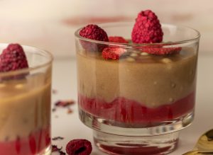 Auf köstlichen, pürierten Himbeeren