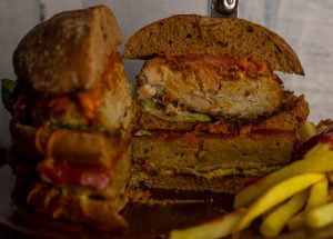 Saftige, fleischige Patties aus Jackfruit und Seitan