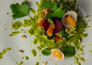 Mit den Kräutern des Salats garniert