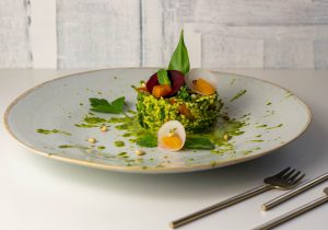 Grüner Goldhirsesalat mit frisch geerntetem Bärlauch